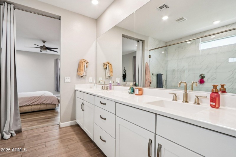 35-web-or-mls-E Muriel Dr-S0409-033