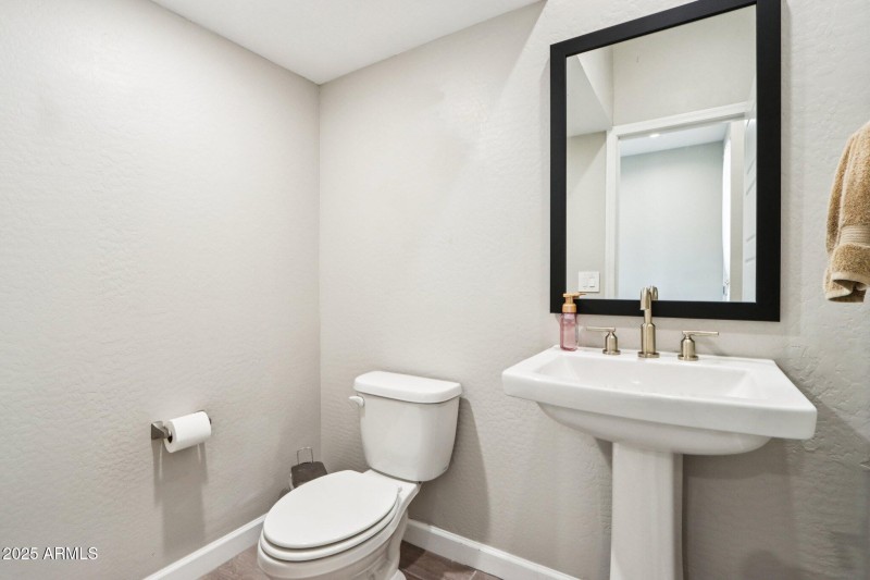 18-web-or-mls-E Muriel Dr-S0409-016