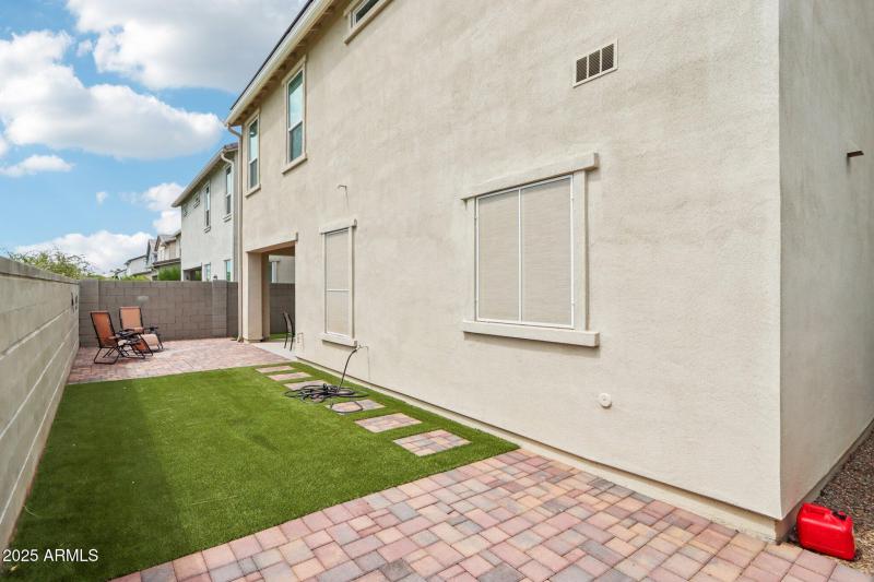 39-web-or-mls-E Muriel Dr-S0409-037