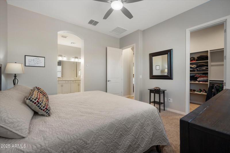 Primary w/walkin closet