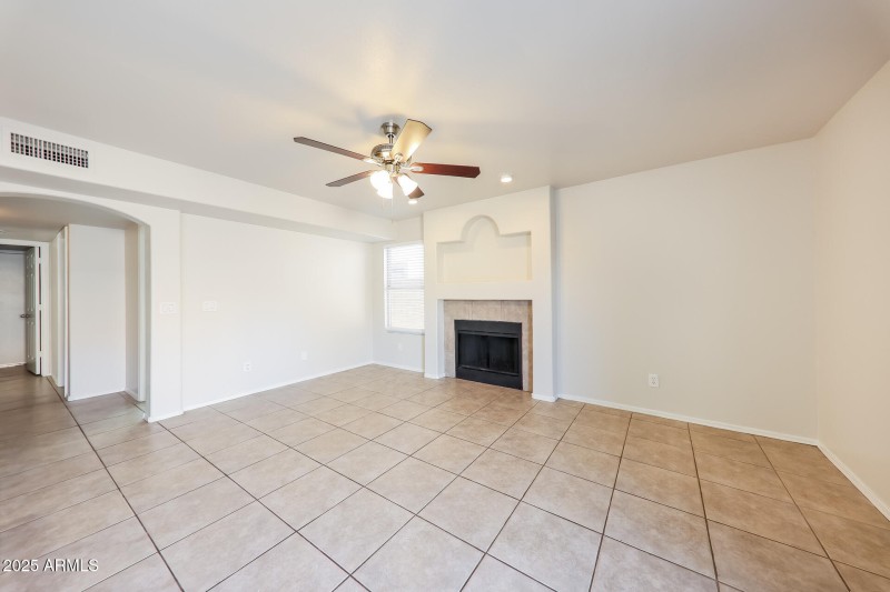 011-photo-family-room-15030686