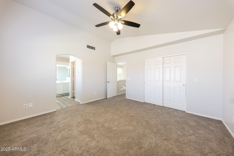 015-photo-main-bedroom-15030699