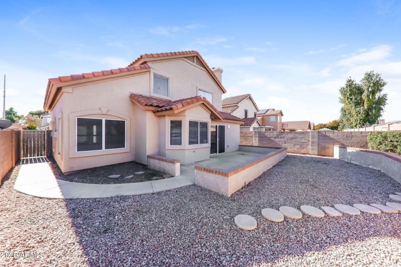 025-photo-rear-view-15031659