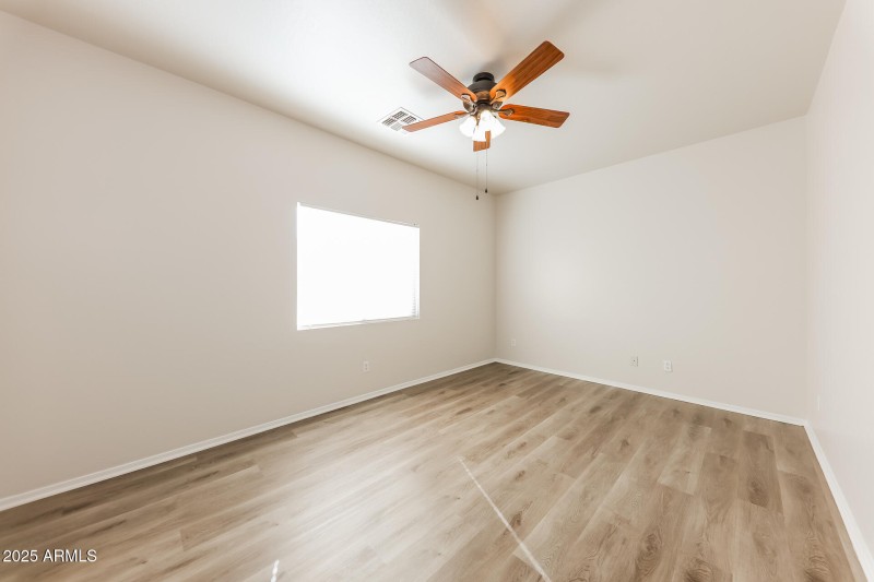 014-photo-main-bedroom-15030187