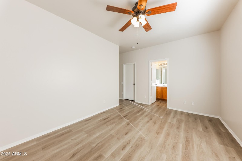 015-photo-main-bedroom-15030188