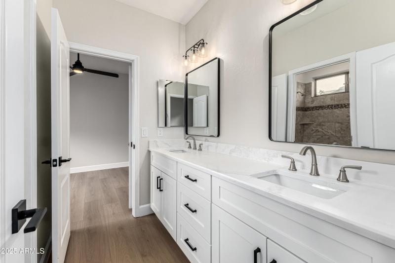 Bathroom 2, "shared en suite"