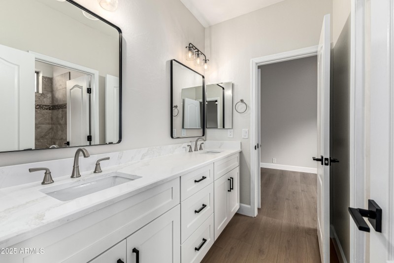 Bathroom 2, "shared en suite"