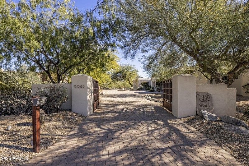 Private gate end of cut de sac