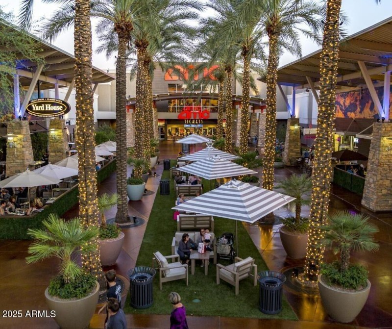 Dining & entertainment in Desert Ridge