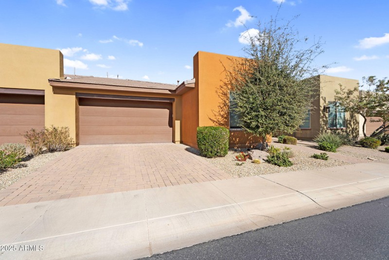 1-web-or-mls-712 E Myrtle Pass-1