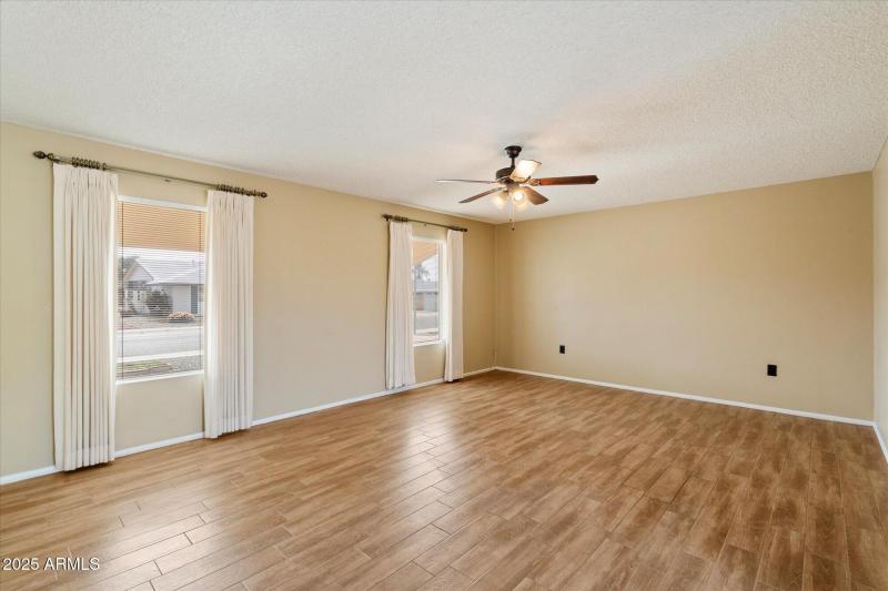 SPACIOUS LIVING ROOM