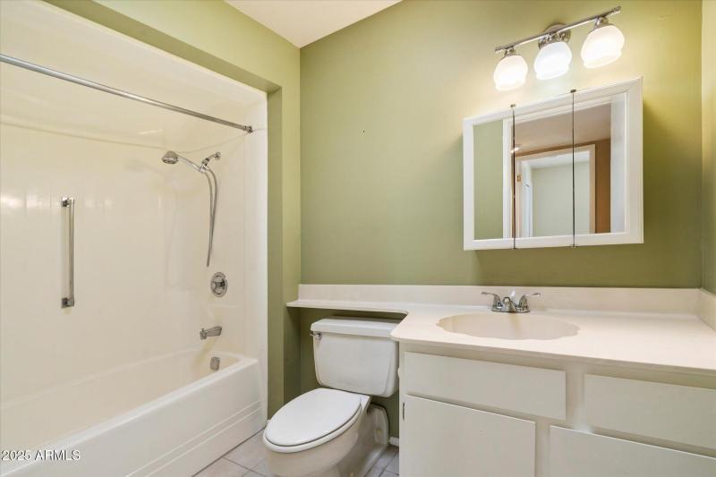 LARGE SECOND BATHROOM