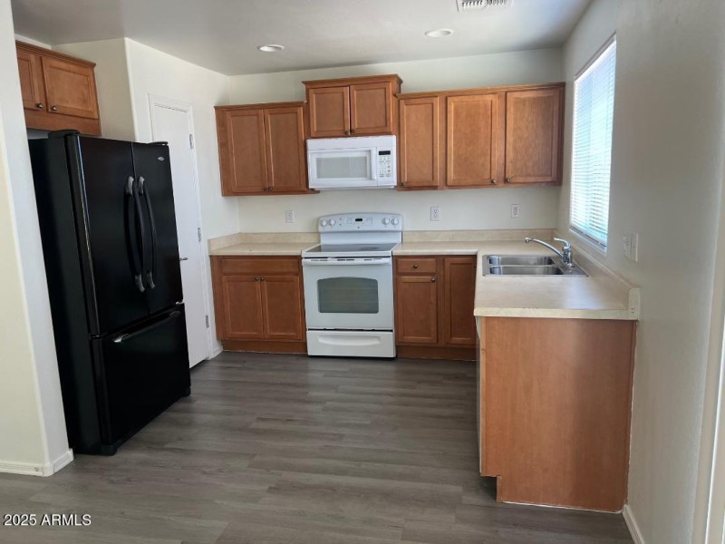 KITCHEN VIEW OF DAISY.3