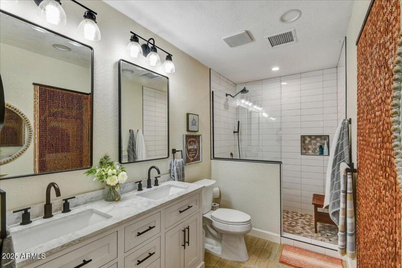 Primary Bathroom w/Walk in Closet