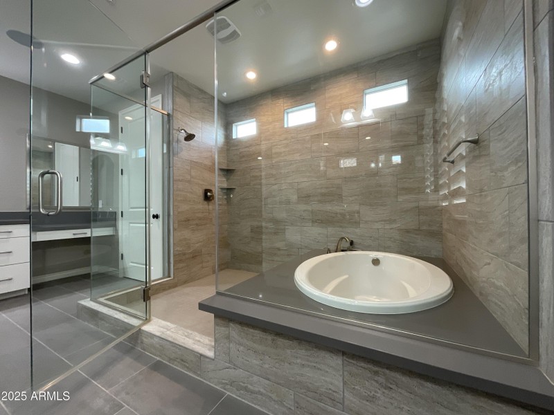 Large showertub design