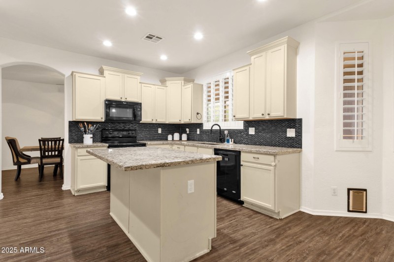 23-web-or-mls-969-e-oakland-st