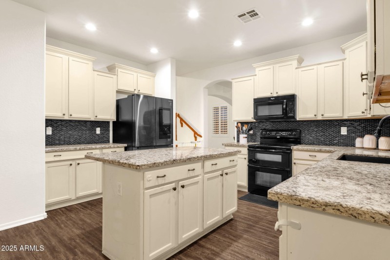 24-web-or-mls-969-e-oakland-st