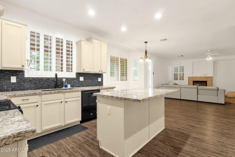 25-web-or-mls-969-e-oakland-st