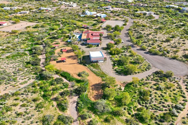 Large Turnout / Detached Garage
