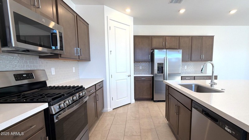 4B557ADF-7D63-4B9F-ABFE-F92895A6F0C1