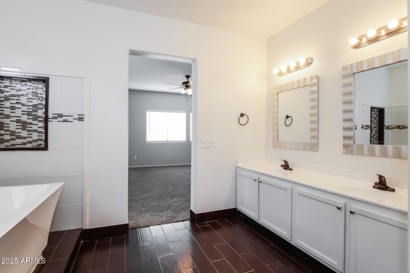 015-photo-main-bathroom-15024596