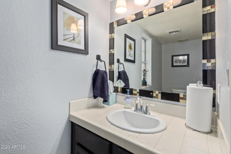 Downstairs 1/2 bathroom