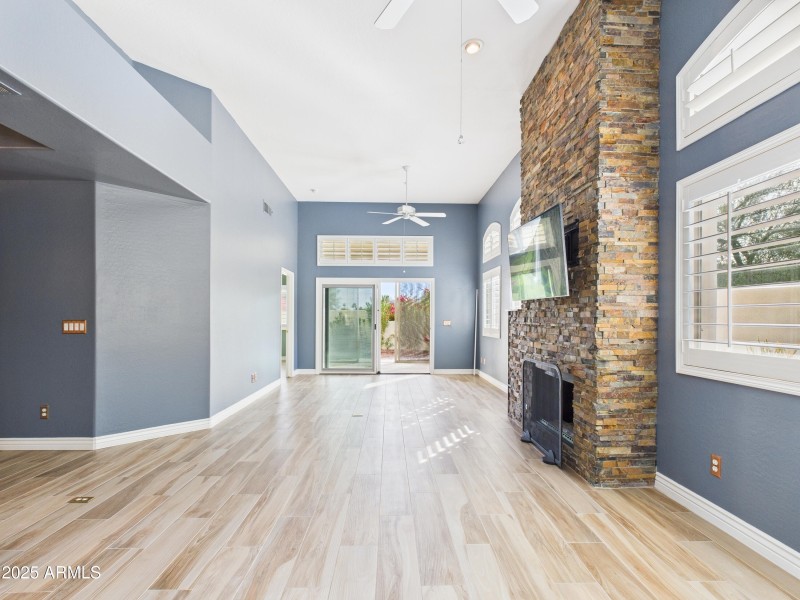 5 13826 N 96th St Living Room