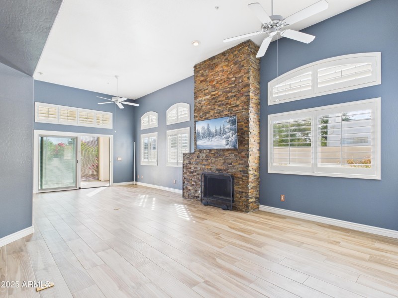 47 13826 N 96th St Living Room