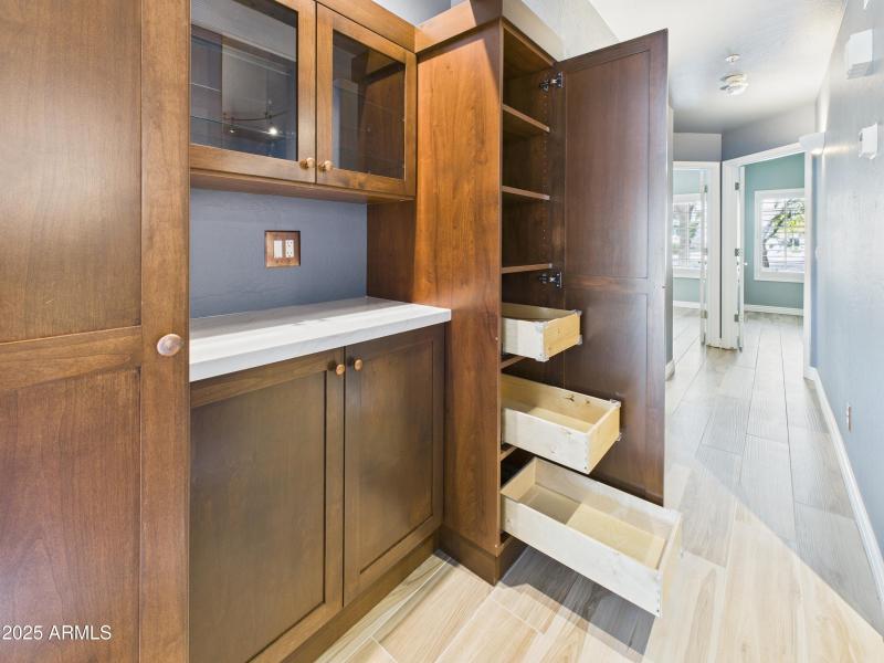 79 13826 N 96th St Hall Cabinetry