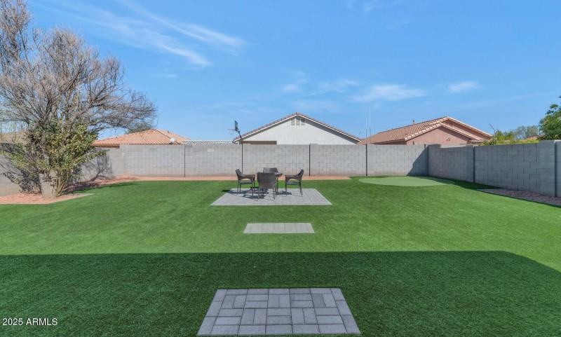 9208 W Coolidge St-large-026-003-9208 W