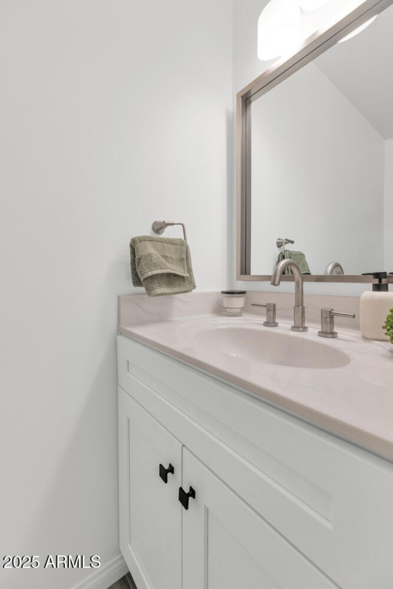 9208 W Coolidge St-large-022-017-9208 W