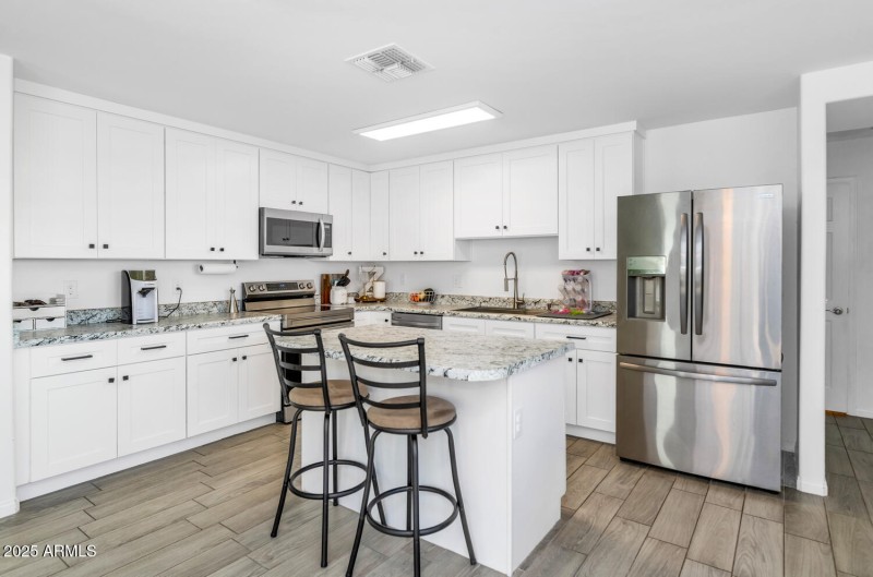 9208 W Coolidge St-large-010-009-9208 W