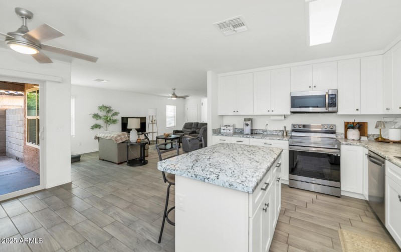 9208 W Coolidge St-large-009-018-9208 W