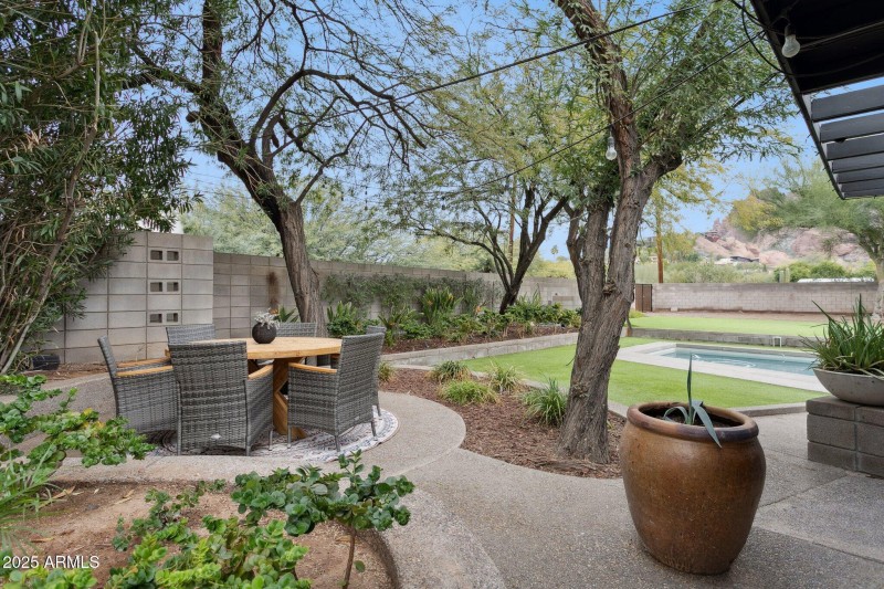 Outdoor Dining w/Camelback Views