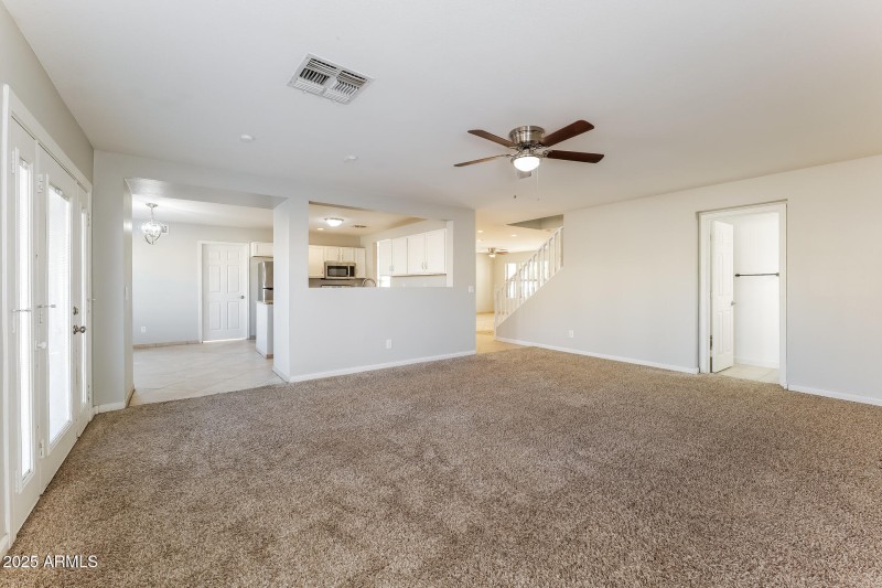 010-photo-family-room-15044123