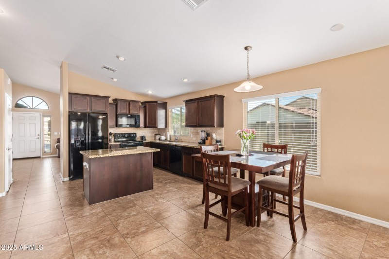 Dining & kitchen view - La Salle