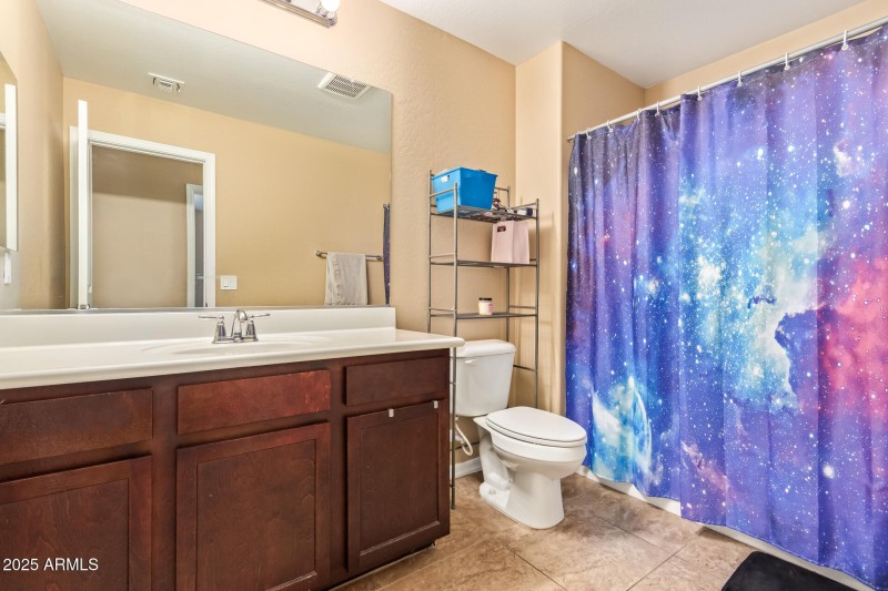 Hallway bathroom - La Salle