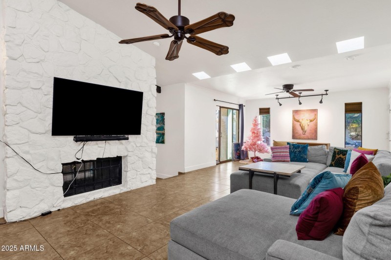 11-web-or-mls-89-n-riata-st