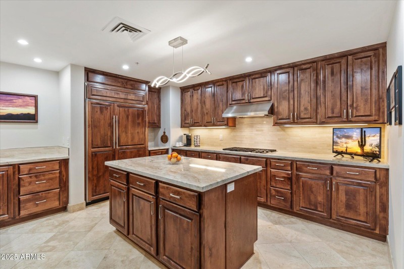 Center Island w/ Storage