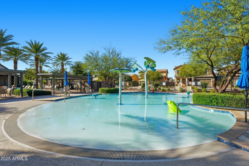 Kids' splash pool
