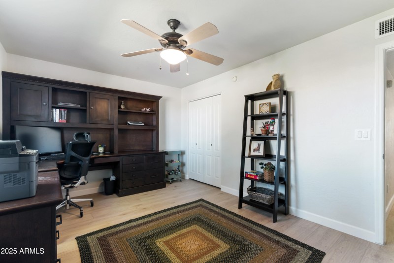 Plank flooring in guest bed 1