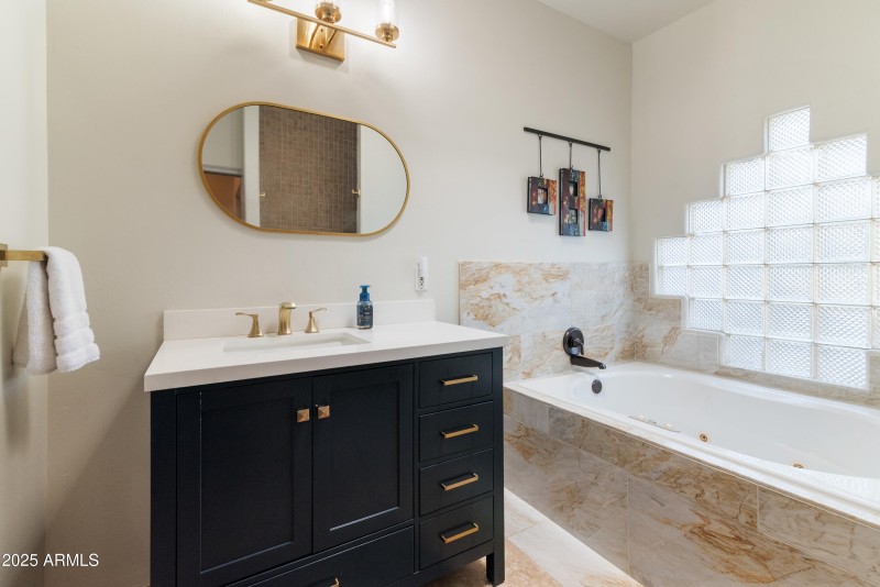 Jacuzzi tub w/ marble surround