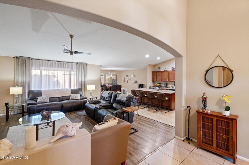 06-Family Room to Kitchen