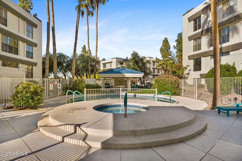 Community Pool 2 w/ hot tub