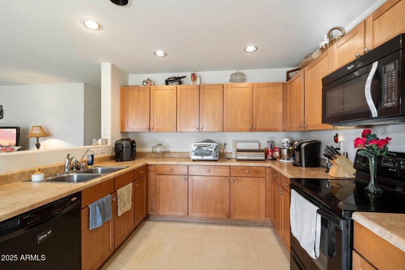 SPACIOUS OPEN KITCHEN
