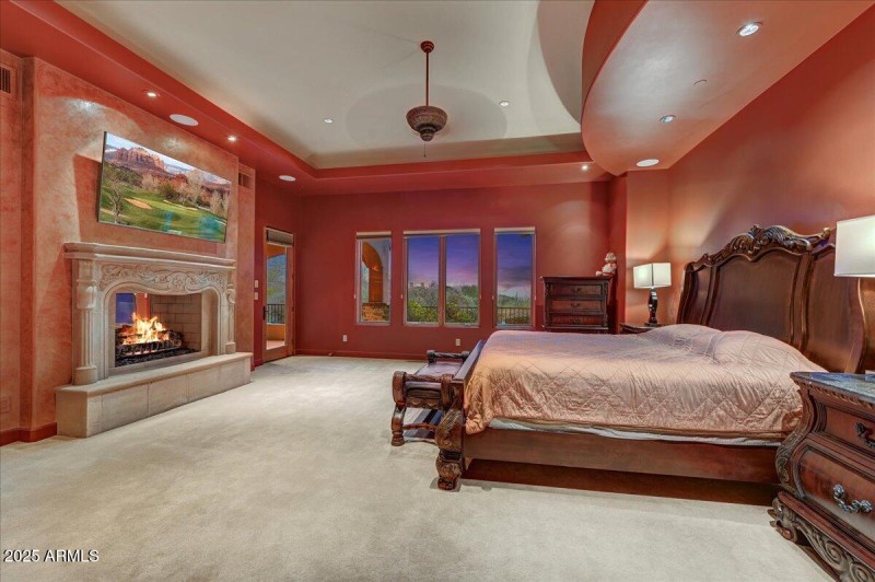 Primary Suite/Fireplace