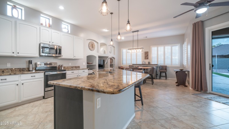 Kitchen opens into DR/FR