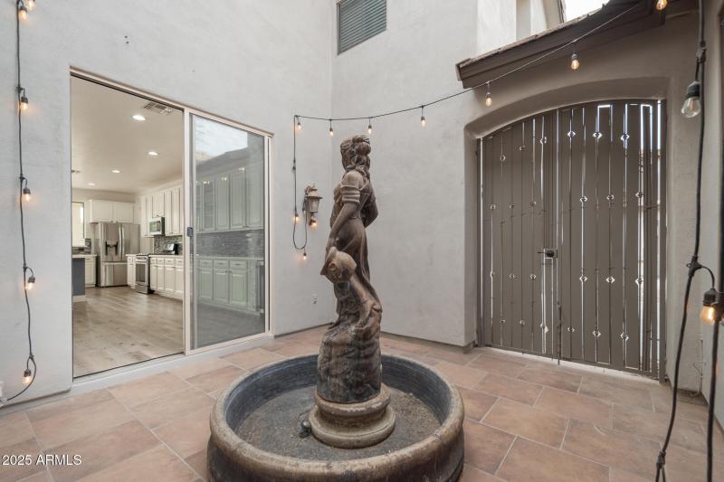13_Courtyard_01