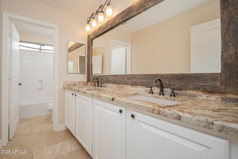 30_Upstairs-Bath_01