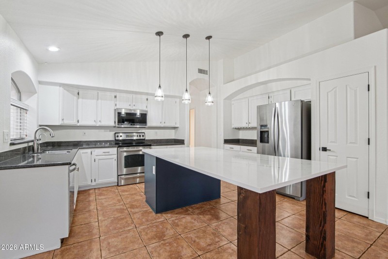 4-web-or-mls-E Brookwood Ct-S0201-011